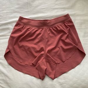Find your pace high rise 3” short in cherry tint